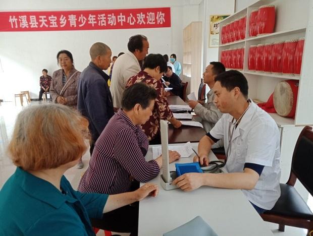 5月18日上午,天宝乡健康义诊咨询志愿服务活动在新集镇举行.